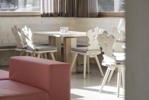Predel za sedenje v nastanitvi Hotel Gardenazza