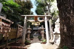 a shrine with a cross in front of a tree at SSr大和町1丁目 in Tokyo