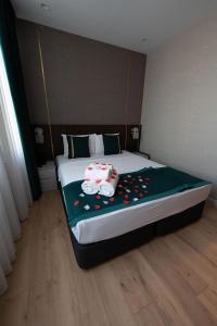 En eller flere senge i et værelse på Costera Hotel