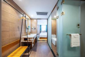 Bilik mandi di James Joyce Coffetel Beijing Daxing International Airport Branch 2