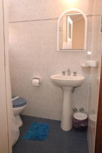 Hotel Ideal في ميرامار: حمام مع حوض ومرحاض ومرآة
