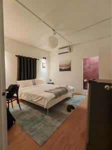 une chambre avec un grand lit dans une pièce dans l'établissement MaMa Resort Thongsala Koh Phangan, à Thongsala