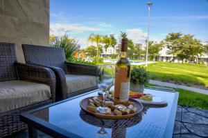 a bottle of wine and a glass on a table at Casa Moderna con Alberca en Morelos in Xochitepec