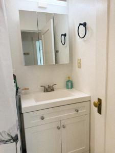 Ένα μπάνιο στο Bright, Modern & Artsy Space +22 φωτογραφίες