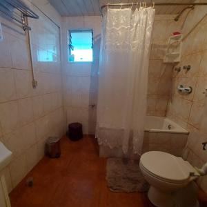 e bagno con servizi igienici, doccia e vasca. di Casa Equipada Puerto Varas a Puerto Varas