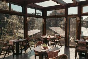 Restaurace v ubytování Brij Atmanya Bhowali, Nainital, A Luxury Mountain Escape