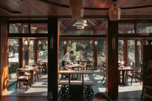 Restaurace v ubytování Brij Atmanya Bhowali, Nainital, A Luxury Mountain Escape