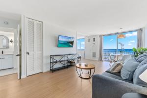 TV a/nebo společenská místnost v ubytování Oceanfront Renovated Getaway in Waikiki