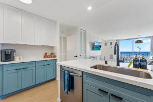 Kuchyň nebo kuchyňský kout v ubytování Oceanfront Renovated Getaway in Waikiki