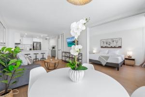Postel nebo postele na pokoji v ubytování Oceanfront Renovated Getaway in Waikiki