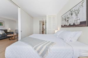Postel nebo postele na pokoji v ubytování Oceanfront Renovated Getaway in Waikiki