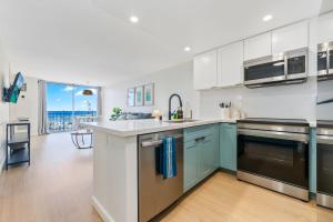 Kuchyň nebo kuchyňský kout v ubytování Oceanfront Renovated Getaway in Waikiki