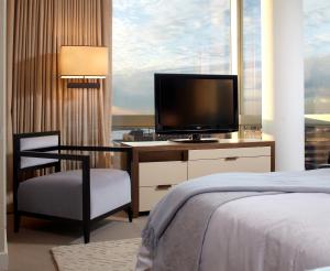 Uma TV ou centro de entretenimento em The Dominick Hotel