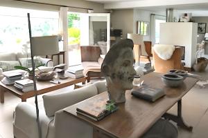 a living room with a table with a statue on it at Maison d'exception à Arbonne, piscine privée saisonnière. in Arbonne +16 photos