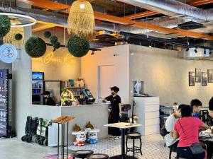 un grupo de personas sentadas en mesas en un restaurante en Georgetown near Gurney and Straits Quay Seaview with Netflix and Washer Dryer, en George Town