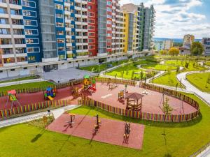 - Vistas aéreas a un parque con parque infantil en Luxury 2bedroom apartment in Complex Family Garden with FREE parking, en Varna