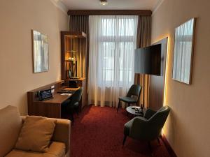 TV a/nebo společenská místnost v ubytování Hotel Am Schloss Aurich