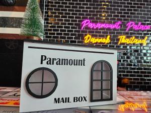 SadaoParamount Palace Hotel Dannok的商店前商场盒的标志