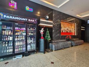 Paramount Palace Hotel Dannok的证书、奖牌、标识或其他文件