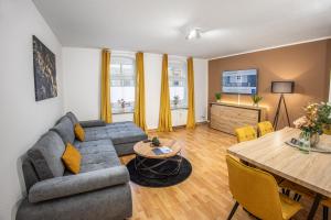 Ruang duduk di Central Essence Apartment I Zwei Schlafzimmer I Küche I Parken I Waschmaschine I Smart-TV I WLAN