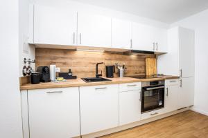 Dapur atau dapur kecil di Central Essence Apartment I Zwei Schlafzimmer I Küche I Parken I Waschmaschine I Smart-TV I WLAN +8 gambar