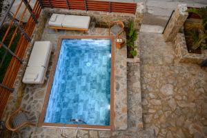 Bazén v ubytovaní Victoria's Luxury Apartment - Private Pool, Jacuzzi alebo v jeho blízkosti