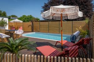Bazén v ubytování Brit Hotel Kara Sainte Anne d'Auray nebo v jeho okolí
