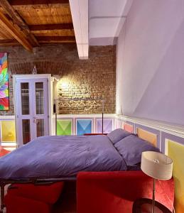 Postel nebo postele na pokoji v ubytování suite with terrace and loft with garden in Milan naviglio pavese
