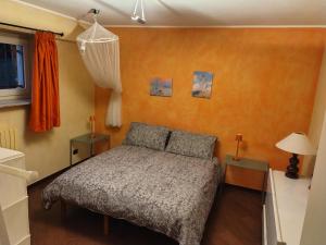 una camera da letto con un letto e due comodini di Appartamento Sleep&Fly a Grassobbio