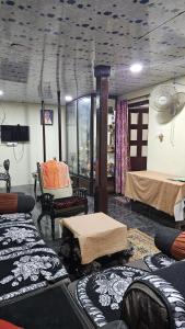 Et tv og/eller underholdning på Prayani - Varma Guest House + 3 billeder