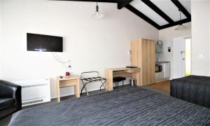 Kuchyň nebo kuchyňský kout v ubytování Aztec Motel