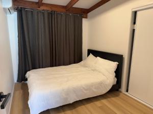 Ένα ή περισσότερα κρεβάτια σε δωμάτιο στο Comfy Logan - Shared bathrooms - Individual Room with a Queenbed- WiFi AC Netflix