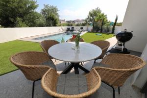 Kolam renang di atau dekat dengan Apartment Robell Zaton privater Garten beheizter Pool Strandnähe