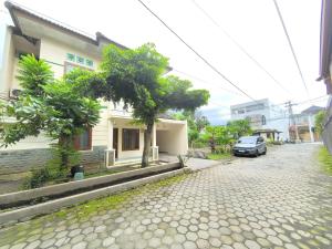 a car parked in front of a house at De Monjali Homestay Jogja in Kejayan