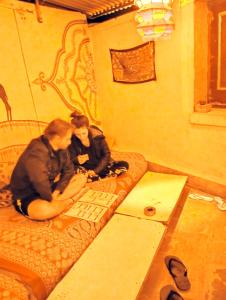 Postel nebo postele na pokoji v ubytování Peace & Love Hostel Jaisalmer