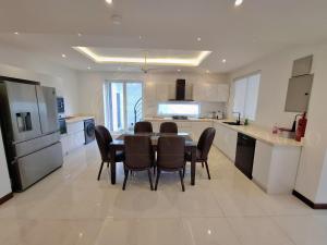 a kitchen with a table and chairs in a room at Luxury Villa in Colombo in Rajagiriya