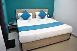 Postel nebo postele na pokoji v ubytování Qotel Hotel Rama Rohini Sector-24 Couple Friendly