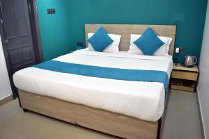 Postel nebo postele na pokoji v ubytování Qotel Hotel Rama Rohini Sector-24 Couple Friendly