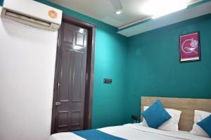 Postel nebo postele na pokoji v ubytování Qotel Hotel Rama Rohini Sector-24 Couple Friendly