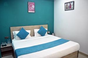 Postel nebo postele na pokoji v ubytování Qotel Hotel Rama Rohini Sector-24 Couple Friendly