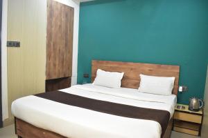 Postel nebo postele na pokoji v ubytování Qotel Hotel Rama Rohini Sector-24 Couple Friendly