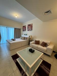 Et opholdsområde på Click Stay - JLT - Studio & Balcony Lakes view Entire Apartment -RA