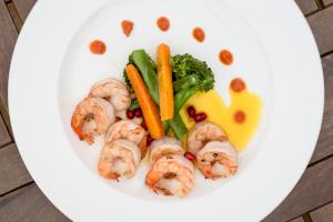 Makanan di atau di tempat lain dekat hotel