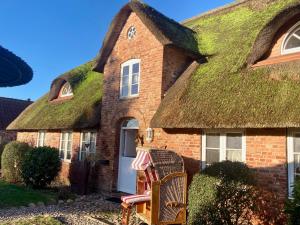 a thatch roofed house with a grass roof at Fewo ODIN by fewo-plan GALM100 an der Nordsee bei Dagebüll in Galmsbüll