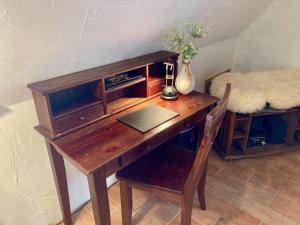 a wooden desk with a computer on top of it at Fewo ODIN by fewo-plan GALM100 an der Nordsee bei Dagebüll in Galmsbüll +22 photos