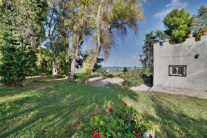 an external view of a yard with trees and flowers at Il Tremolar Della Marina in Casalbordino