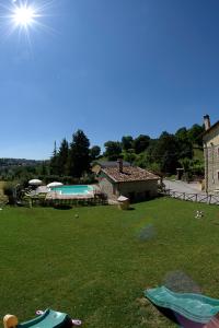 Bazén v ubytovaní Borgo Di Cortolla alebo v jeho blízkosti