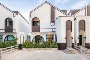 una rappresentazione di una casa bianca di Gift Pool Villa Khaoyai เขาใหญ่ บ้านพักเขาใหญ่ พูลวิลล่าเขาใหญ่ a Ban Nong Ka Cha