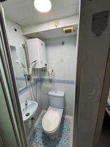 Ένα μπάνιο στο GLOBAL INN RECEPTION FLAT c 4 13 TH FLOOR BLOCK C