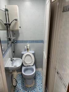 Ένα μπάνιο στο GLOBAL INN RECEPTION FLAT c 4 13 TH FLOOR BLOCK C